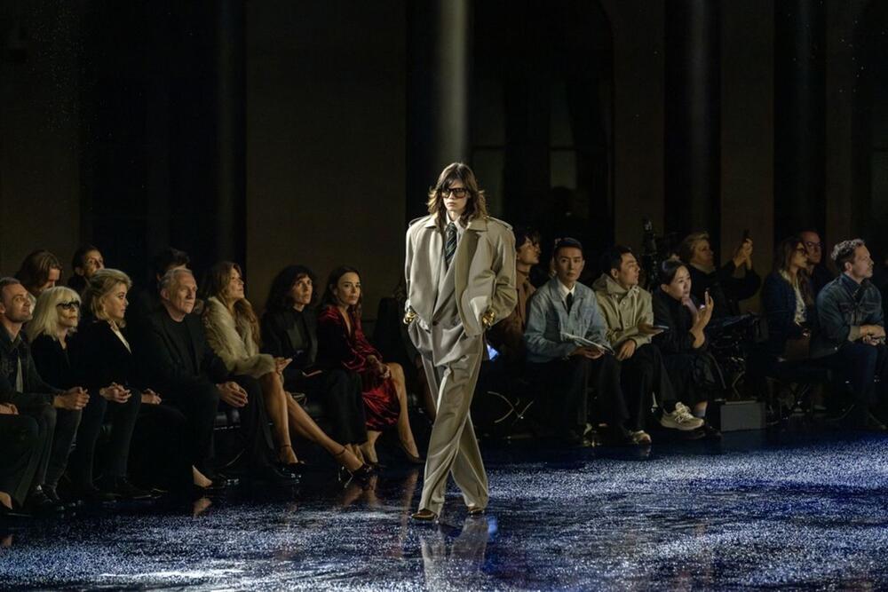 SAINT LAURENT (SS25) - PFW: Detalji s ready-to-wear revije francuske modne kuće Saint Laurent, iz kolekcije za proleće i leto 2025. godine, prikazanoj na Nedelji mode u Parizu