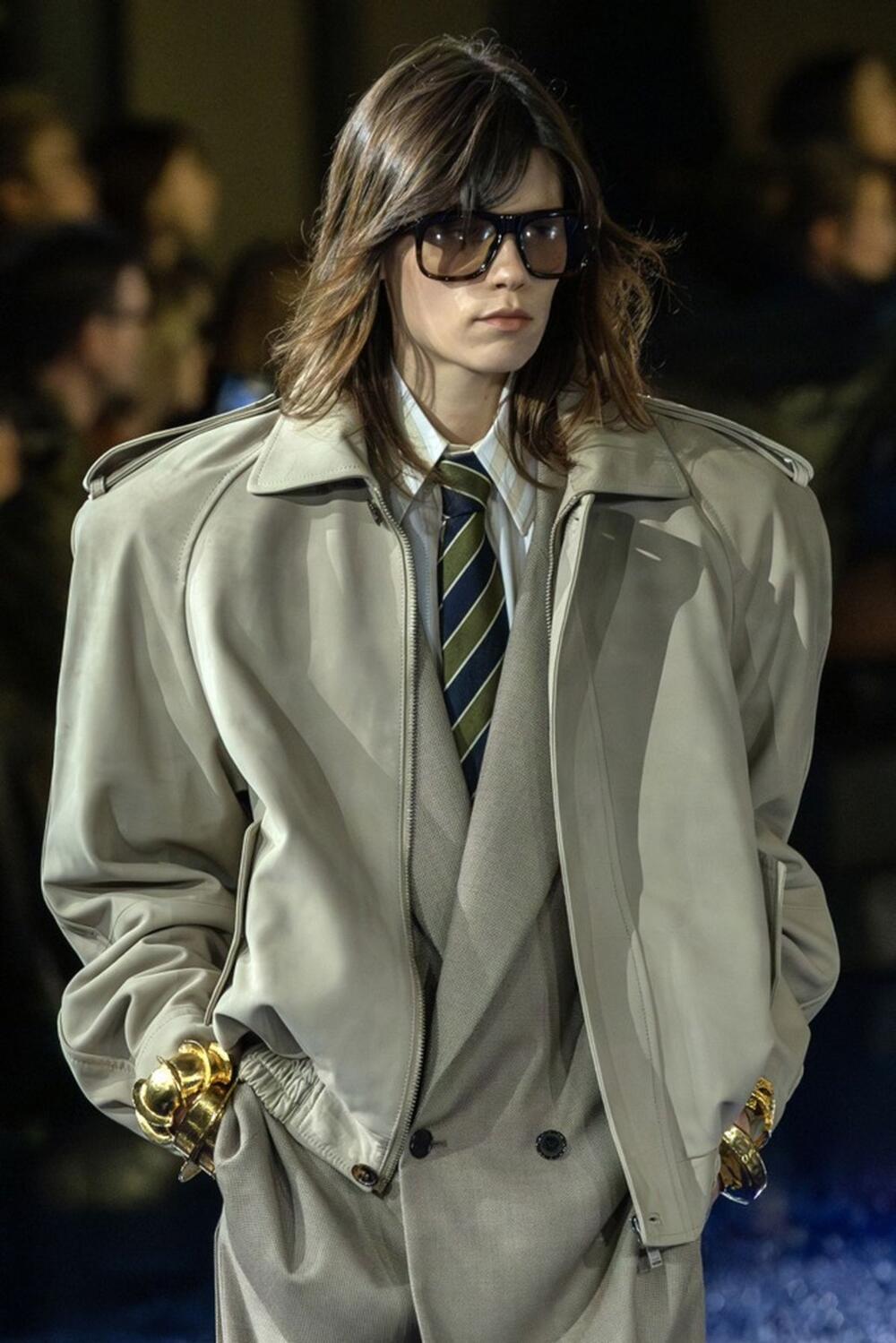 SAINT LAURENT (SS25) - PFW: Detalji s ready-to-wear revije francuske modne kuće Saint Laurent, iz kolekcije za proleće i leto 2025. godine, prikazanoj na Nedelji mode u Parizu