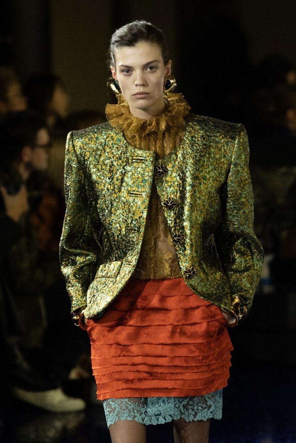 SAINT LAURENT (SS25) - PFW: Detalji s ready-to-wear revije francuske modne kuće Saint Laurent, iz kolekcije za proleće i leto 2025. godine, prikazanoj na Nedelji mode u Parizu