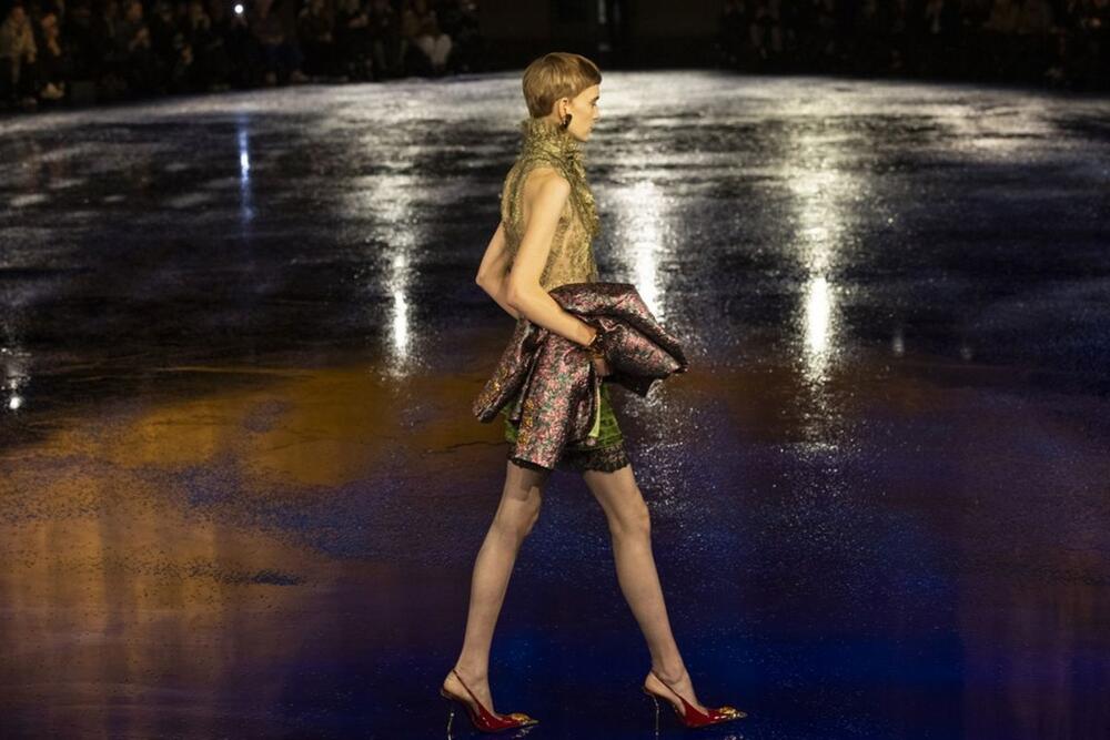 SAINT LAURENT (SS25) - PFW: Detalji s ready-to-wear revije francuske modne kuće Saint Laurent, iz kolekcije za proleće i leto 2025. godine, prikazanoj na Nedelji mode u Parizu