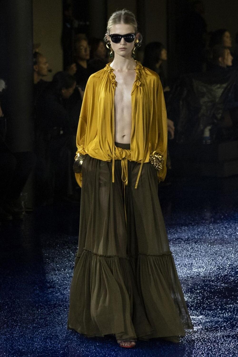 SAINT LAURENT (SS25) - PFW: Detalji s ready-to-wear revije francuske modne kuće Saint Laurent, iz kolekcije za proleće i leto 2025. godine, prikazanoj na Nedelji mode u Parizu