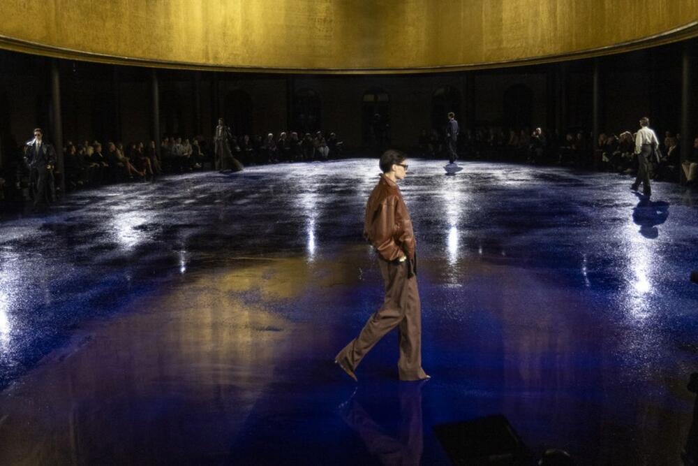 SAINT LAURENT (SS25) - PFW: Detalji s ready-to-wear revije francuske modne kuće Saint Laurent, iz kolekcije za proleće i leto 2025. godine, prikazanoj na Nedelji mode u Parizu