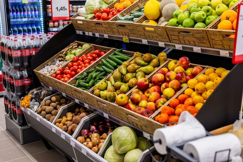 Voće i povrće u supermarketu