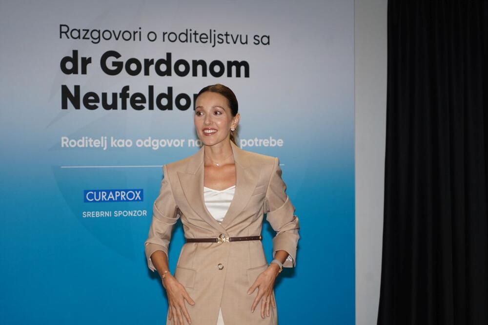 <p>Jelena Đoković je za razgovor za doktorom Gordonom Njufeldom ponela poslovnu kombinaciju kojoj jedan detalj daje novu dozu elegancije.</p>