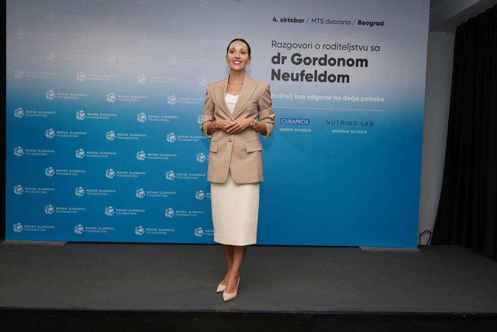 <p>Jelena Đoković je za razgovor za doktorom Gordonom Njufeldom ponela poslovnu kombinaciju kojoj jedan detalj daje novu dozu elegancije.</p>