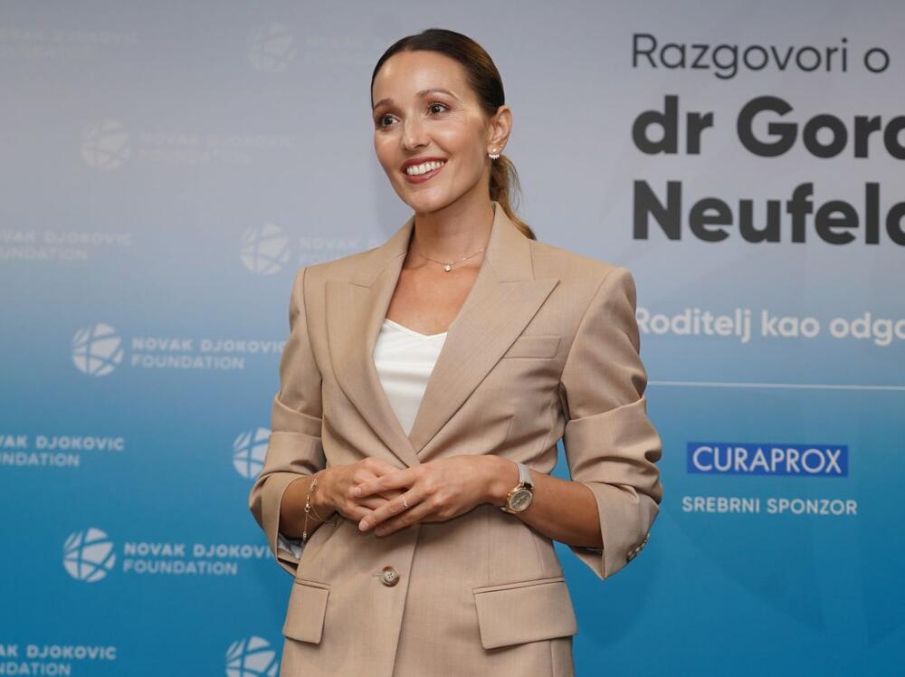 <p>Jelena Đoković je za razgovor za doktorom Gordonom Njufeldom ponela poslovnu kombinaciju kojoj jedan detalj daje novu dozu elegancije.</p>