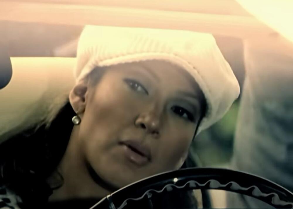 Dženifer Lopez u spotu za pesmu "Jenny From The Block" (2002)