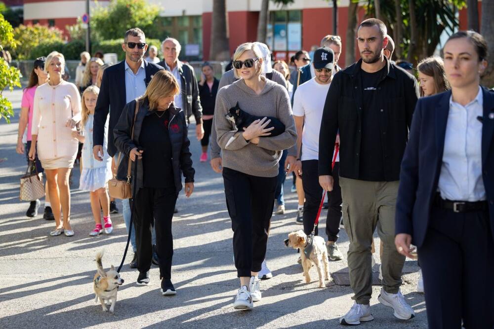 Princeza Šarlin od Monaka u rebrastom džemperu s kapuljačom modne kuće Ralph Lauren