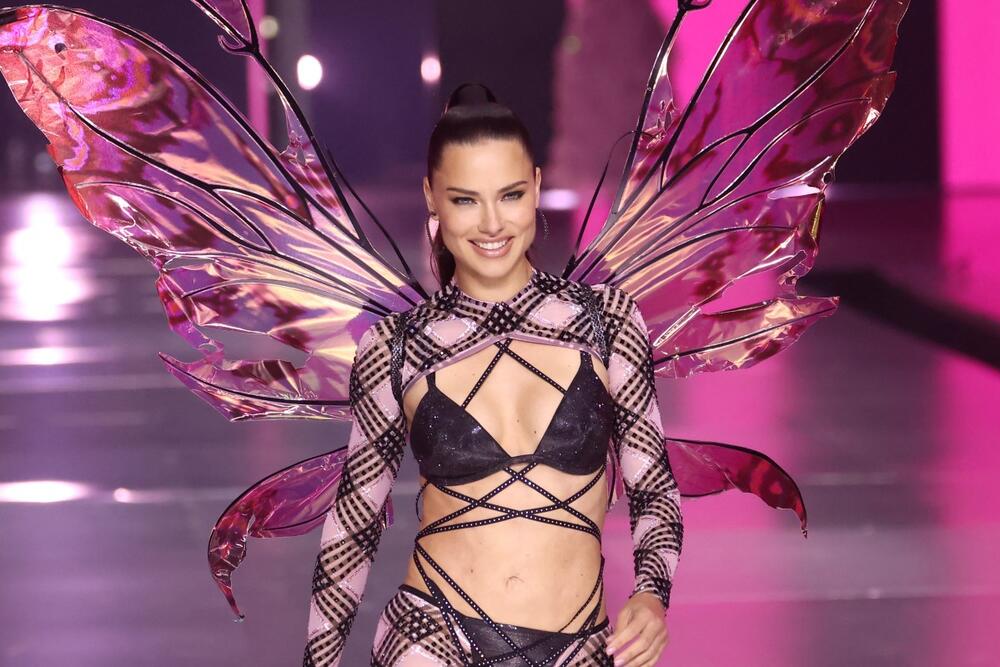 Adrijana Lima ponovo 'Viktorijin anđeo'  na reviji brenda donjeg veša Victoria's Secret.