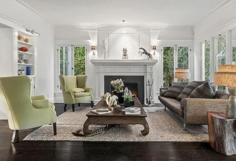 <p>Manekenka i glumica Nina Seničar i njen suprug Džej Elis svili su porodično gnezdo u luksuznoj vili vrednoj 4,5 miliona dolara. Sve je uređeno sa ukusom.</p>