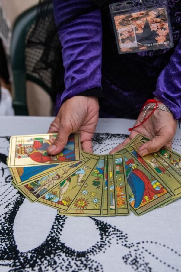 Četvorka pehara nosi mračne misli, As mačeva tera na preispitivanje: Tarot prognoza od 11. do 17. maja