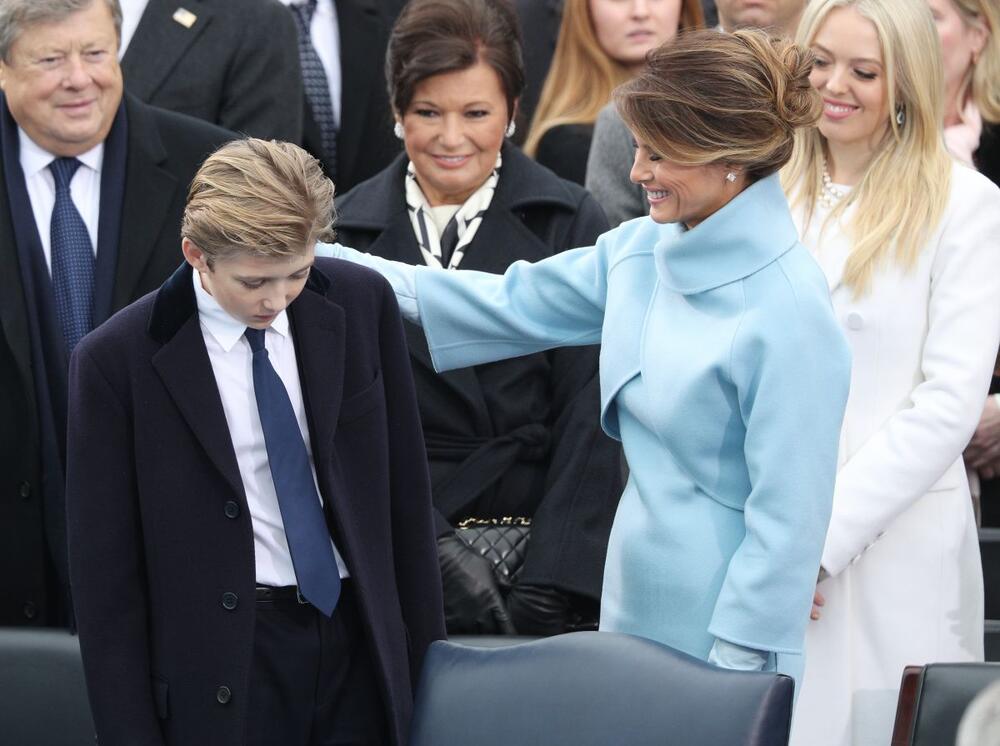 Desetogodišnji Baron Tramp s majkom Melanijom i ostatkom porodice na predsedničkoj inauguraciji njegovog oca Donalda u januaru 2017. godine