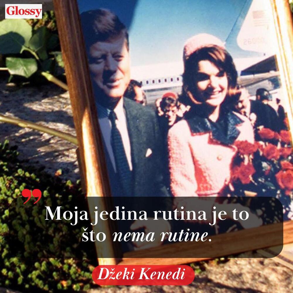 <p>Na prvoj predsedničkoj inauguraciji Donalda Trampa, Melanija je nosila komplet inspirisan stilom Džeki Kenedi. I nije usamljena u tome, mnoge prve dame se decenijama ugledaju na Žaklinu Kenedi Onazis, i to ne samo kada je reč o modi.</p>