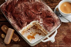 Tiramisu s kestenom gotov za 20 minuta: Kremasta torta s piškotama idealna za svaku priliku (RECEPT)