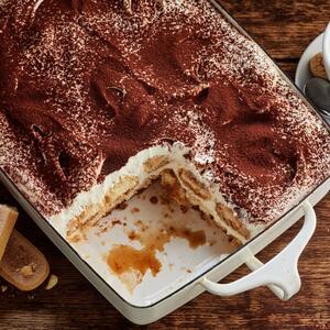 Tiramisu s kestenom gotov za 20 minuta: Kremasta torta s piškotama idealna za svaku priliku (RECEPT)