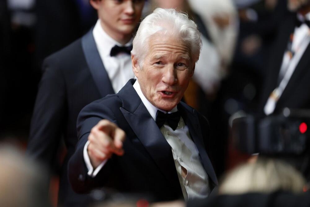 Koji glumac glumi mladog Ričarda Gira?