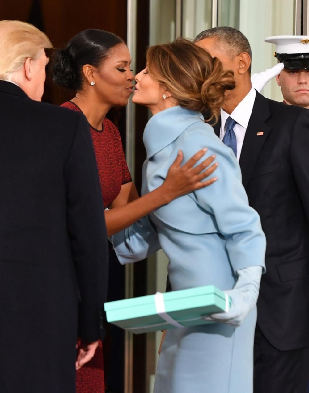 Barak i MIšel Obama dočekali su Donalda i Melaniju Tramp pred inauguraciju 2017. godine, a Melanija je tada stigla noseći poklon, čime je prekršila protokol.