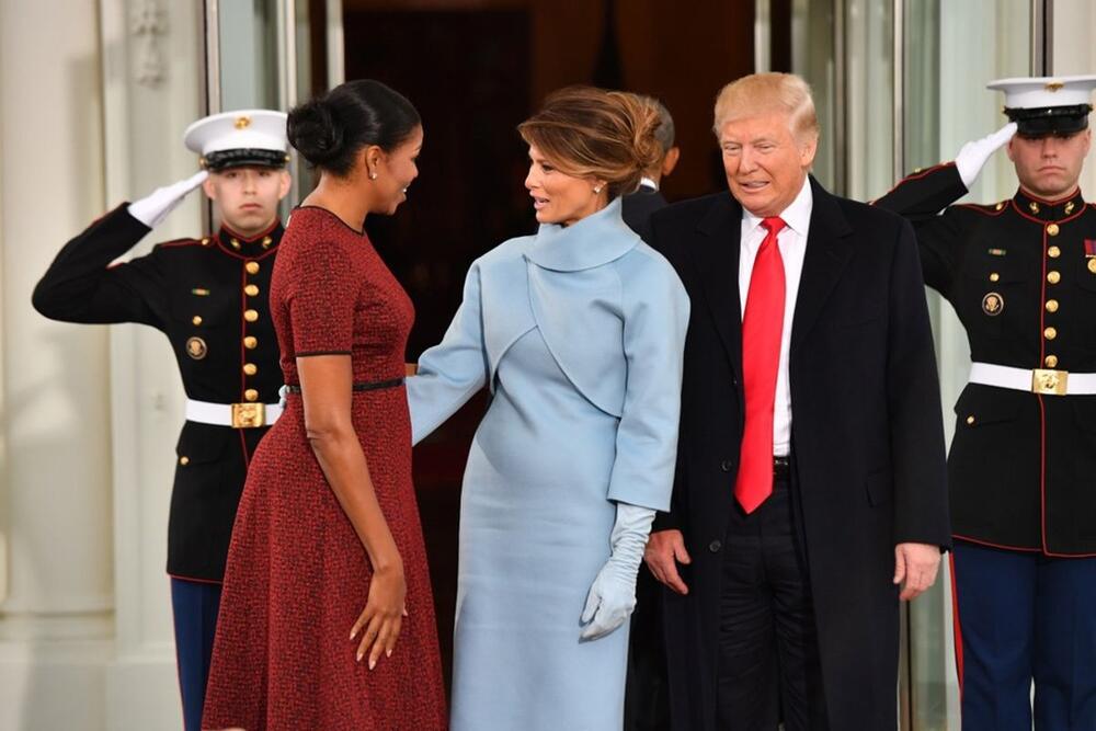 Barak i MIšel Obama dočekali su Donalda i Melaniju Tramp pred inauguraciju 2017. godine, a Melanija je tada stigla noseći poklon, čime je prekršila protokol.