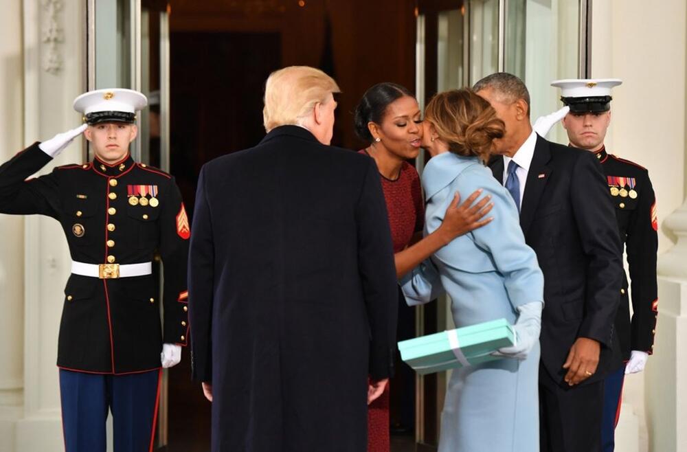 Barak i MIšel Obama dočekali su Donalda i Melaniju Tramp pred inauguraciju 2017. godine, a Melanija je tada stigla noseći poklon, čime je prekršila protokol.