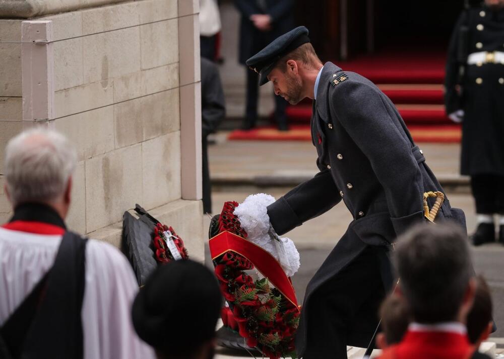 Vilijam, princ od Velsa, prilikom polaganja venca u Londonu na Nedelju sećanja, u susret Danu sećanja