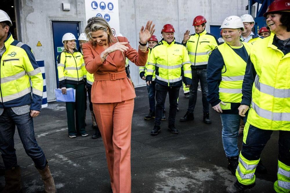 Narandžasto odelo holandske kraljice Maksime s pepito dezenom je delo njenog omiljenog brenda - Natan Couture