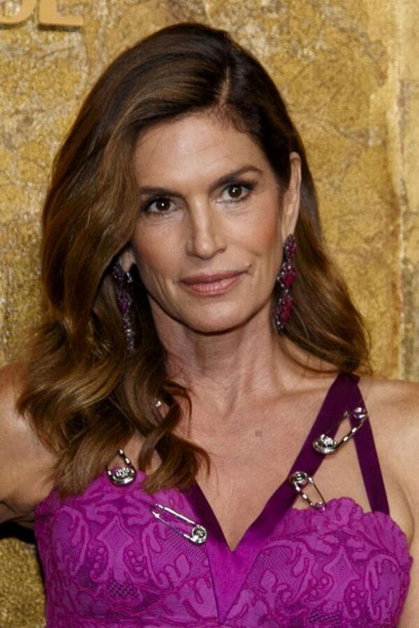 U Srbiji su žene poludele za njim: Sindi Kraford otkrila kako započinje dan (VEŽBANJE koje je hit + recept za doručak)