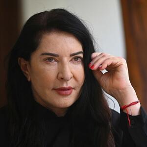Za 10 minuta sasvim briše bore: Marina Abramović opisala jednostavan „Pepeljugin metod“ koji deluje kao privremen botoks