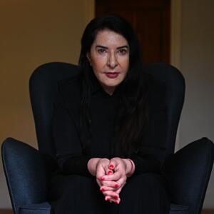 Ona blista u kreaciji srpske dizajnerke, ali svi gledaju u njenog dečka: Ko je 21 godinu mlađi partner Marine Abramović?