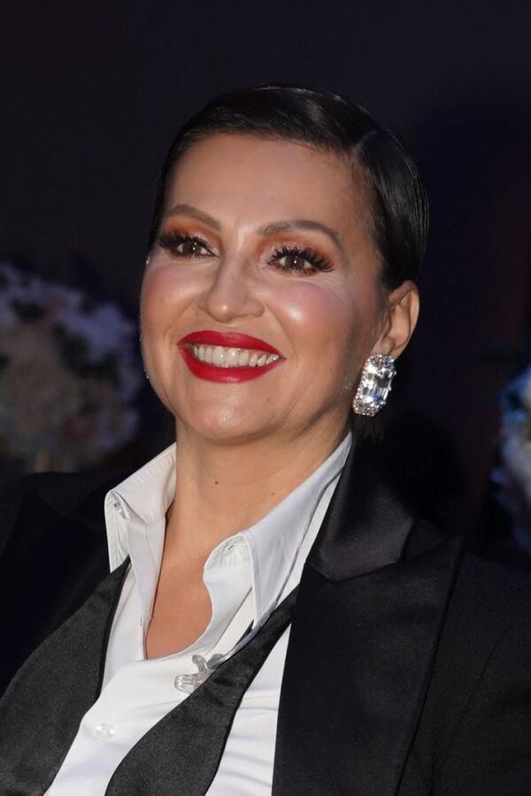 Kao da joj tečna čokolada miluje telo: Nina Badrić oduševila haljinom koja vaja liniju i izdužuje telo