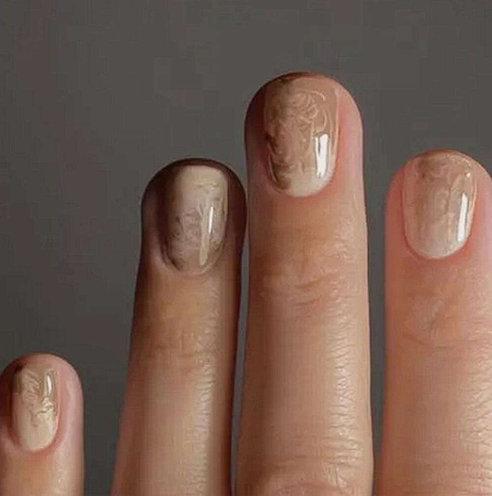 Svakog decembra Institut za boje Pantone proglašava dominantnu boju za narednu godinu, a izbor nijanse bazira se na globalnim trendovima u dizajnu enterijera, visokoj modi, kulturi i psihologiji. Za narednu, 2025. godinu, odabrana je zemljana nijansa PANTONE 17-1230 &ndash; moka mus (mocha mousse).