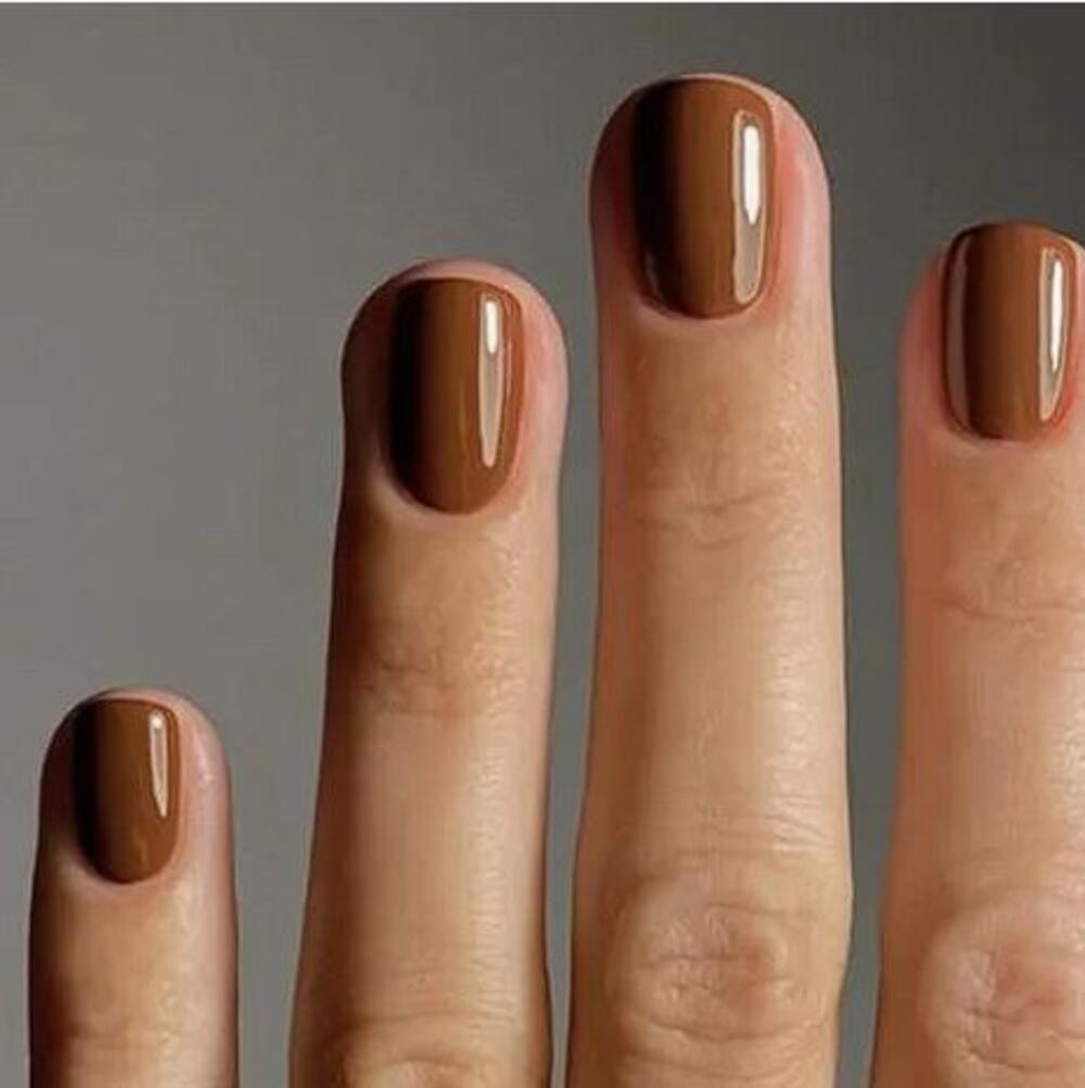 Svakog decembra Institut za boje Pantone proglašava dominantnu boju za narednu godinu, a izbor nijanse bazira se na globalnim trendovima u dizajnu enterijera, visokoj modi, kulturi i psihologiji. Za narednu, 2025. godinu, odabrana je zemljana nijansa PANTONE 17-1230 &ndash; moka mus (mocha mousse).