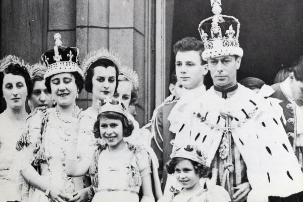 Neviđeni trenuci iz života kraljice Elizabete: Od bebećih fotografija, preko mladosti do trenutka kad je postala monarh