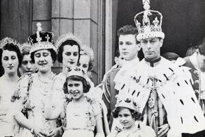 Neviđeni trenuci iz života kraljice Elizabete: Od bebećih fotografija, preko mladosti do trenutka kad je postala monarh