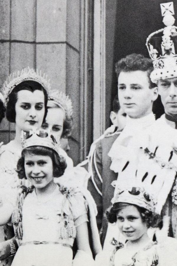 Neviđeni trenuci iz života kraljice Elizabete: Od bebećih fotografija, preko mladosti do trenutka kad je postala monarh