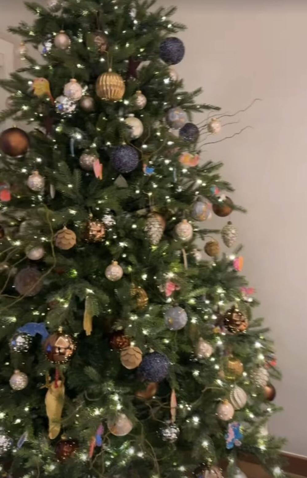 Novogodišnja jelka Jelisavete Orašanin Teodosić i Miloša Teodosića ove godine ulepšana je ukrasima koje su pravila njihova deca, sin Bogdan i ćerka Petra.