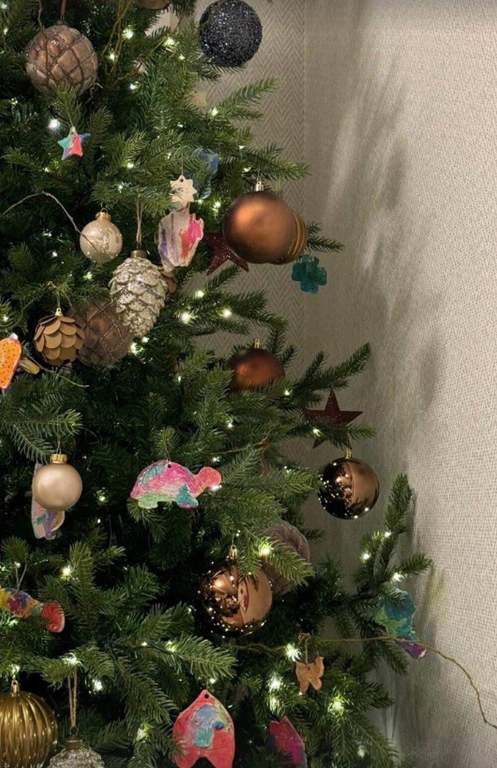 Novogodišnja jelka Jelisavete Orašanin Teodosić i Miloša Teodosića ove godine ulepšana je ukrasima koje su pravila njihova deca, sin Bogdan i ćerka Petra.