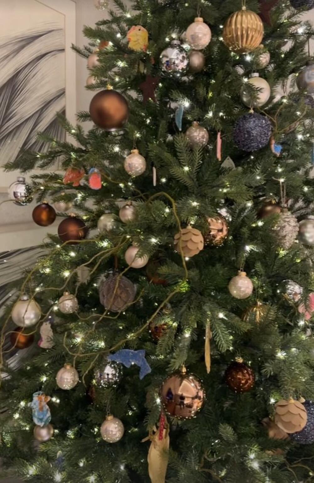 Novogodišnja jelka Jelisavete Orašanin Teodosić i Miloša Teodosića ove godine ulepšana je ukrasima koje su pravila njihova deca, sin Bogdan i ćerka Petra.