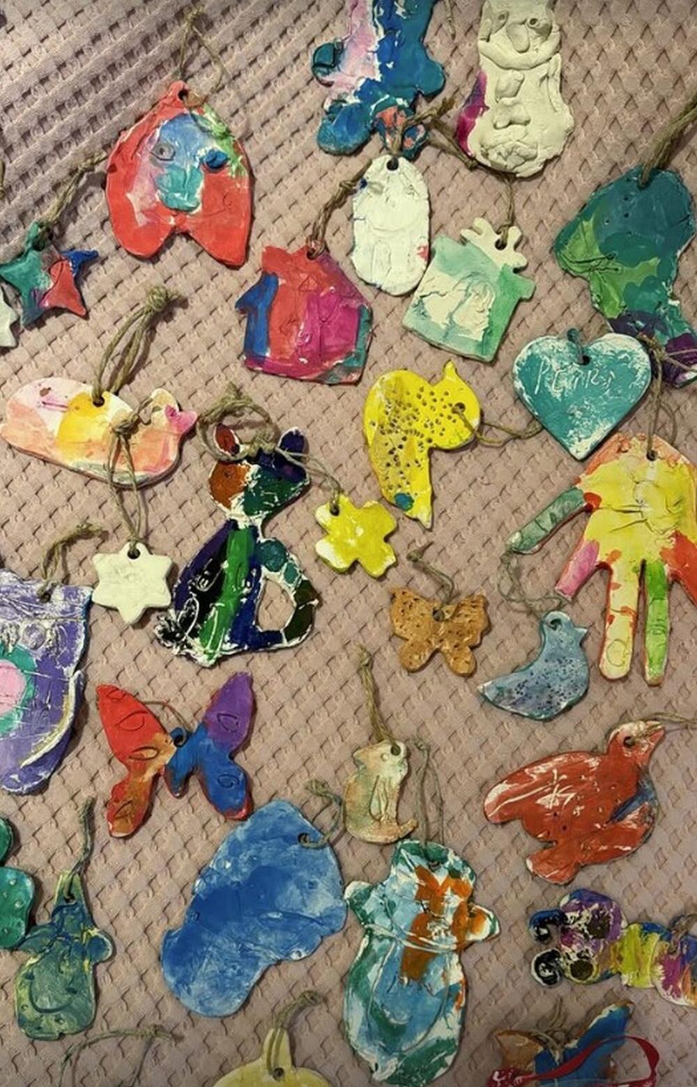 Novogodišnja jelka Jelisavete Orašanin Teodosić i Miloša Teodosića ove godine ulepšana je ukrasima koje su pravila njihova deca, sin Bogdan i ćerka Petra.