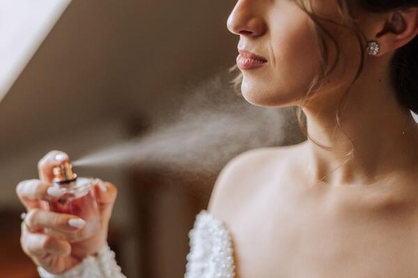 10 bezvremenskih parfema koje žene nose generacijama: Mirisi koji ne poznaju vreme, trendove, a uklapaju se uz sve