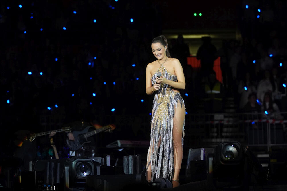 <p>Popularni “fit & flare” kroj donjem delu pruža dovoljno širine, pa je odličan izbor za buduće mame koje žele da zadrže šik izgled.</p>