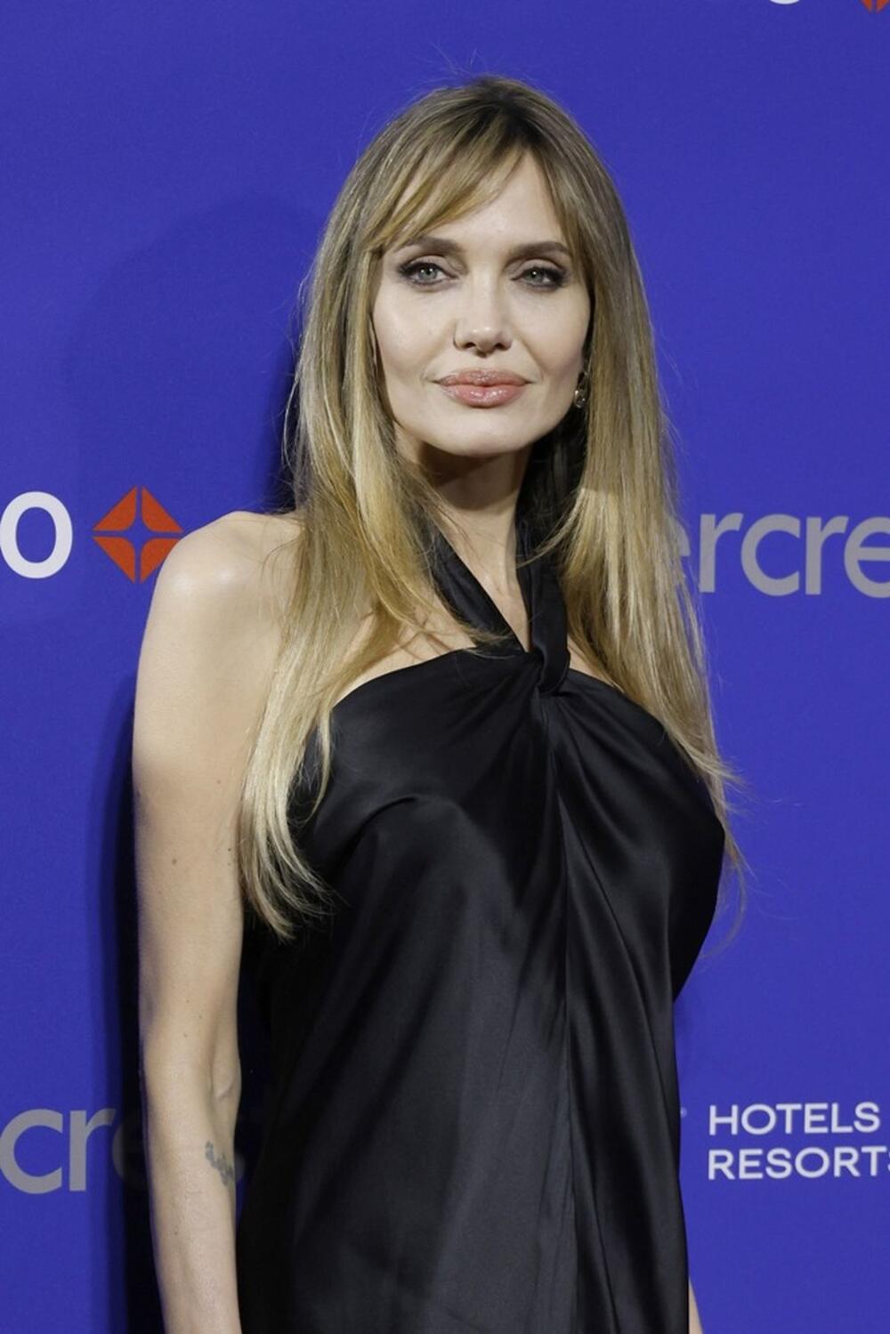 Anđelina Džoli u crnoj, svilenoj haljini na Festivalu u Palm Springsu, u svom prvom izlasku u javnost posle razvoda od Breda Pita