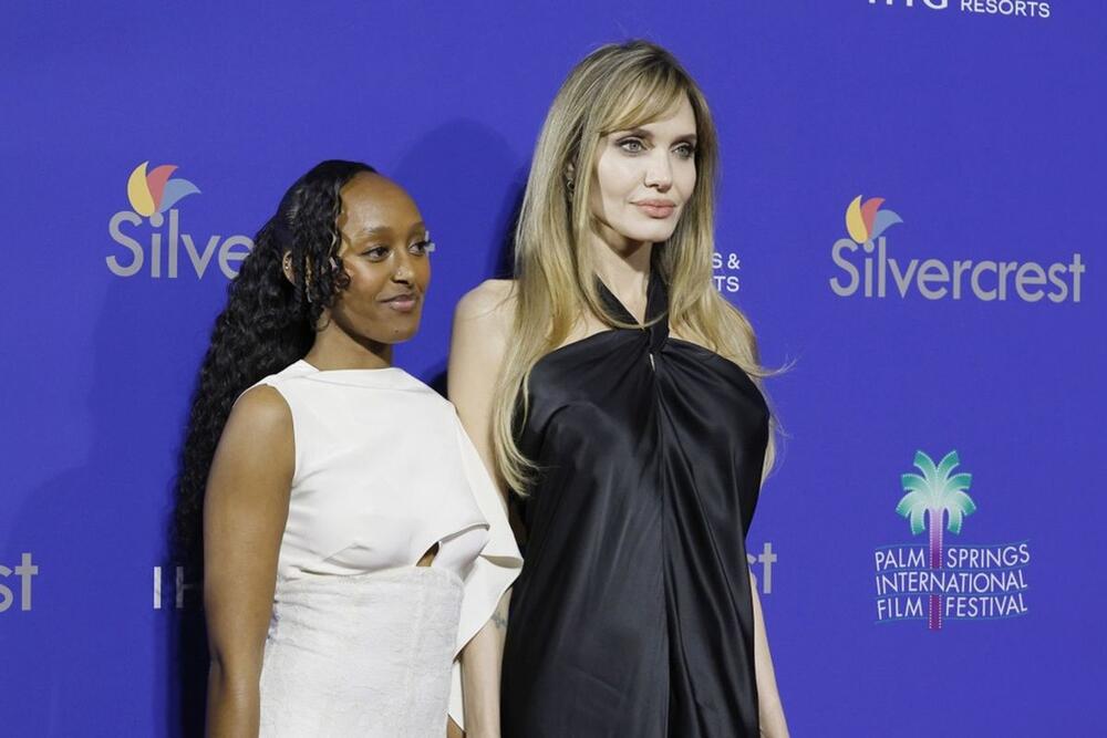 Anđelina Džoli u crnoj, svilenoj haljini na Festivalu u Palm Springsu, u svom prvom izlasku u javnost posle razvoda od Breda Pita, u društvu ćerke Zahare