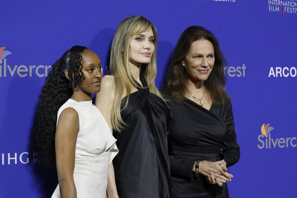 Anđelina Džoli u crnoj, svilenoj haljini na Festivalu u Palm Springsu, u svom prvom izlasku u javnost posle razvoda od Breda Pita, u društvu ćerke Zahare i kume Džeklin Bize