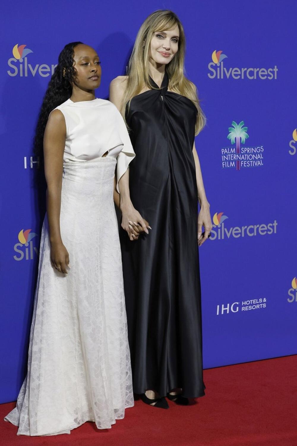 Anđelina Džoli u crnoj, svilenoj haljini na Festivalu u Palm Springsu, u svom prvom izlasku u javnost posle razvoda od Breda Pita, u društvu ćerke Zahare  Marli Džoli