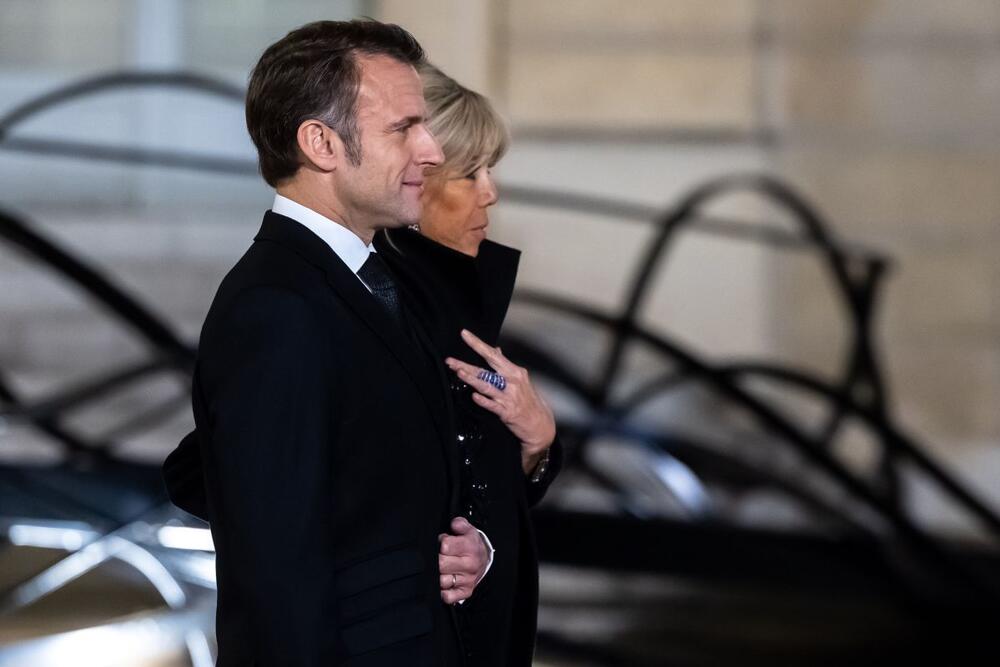 Brižit i Emanuel Makron, prva dama i predsednik Francuske, priredili su svečanu večeru u Jelisejskoj palati u čast predsedniku Angole Žoau Lorensu i njegovoj supruzi Ani Afonsko Dijaz Lorenso.