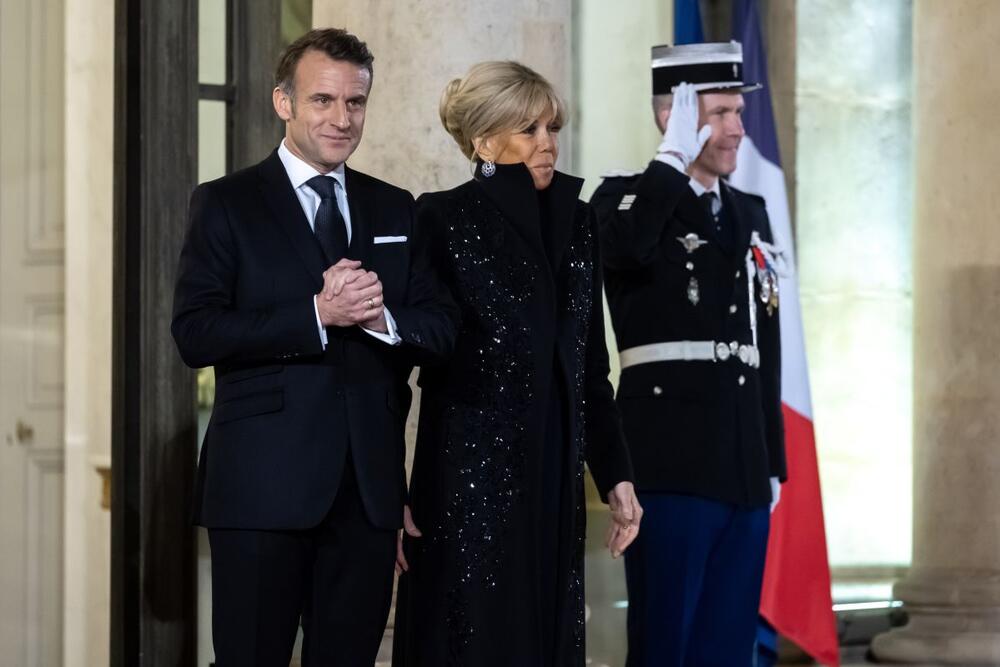 Brižit i Emanuel Makron, prva dama i predsednik Francuske, priredili su svečanu večeru u Jelisejskoj palati u čast predsedniku Angole Žoau Lorensu i njegovoj supruzi Ani Afonsko Dijaz Lorenso.