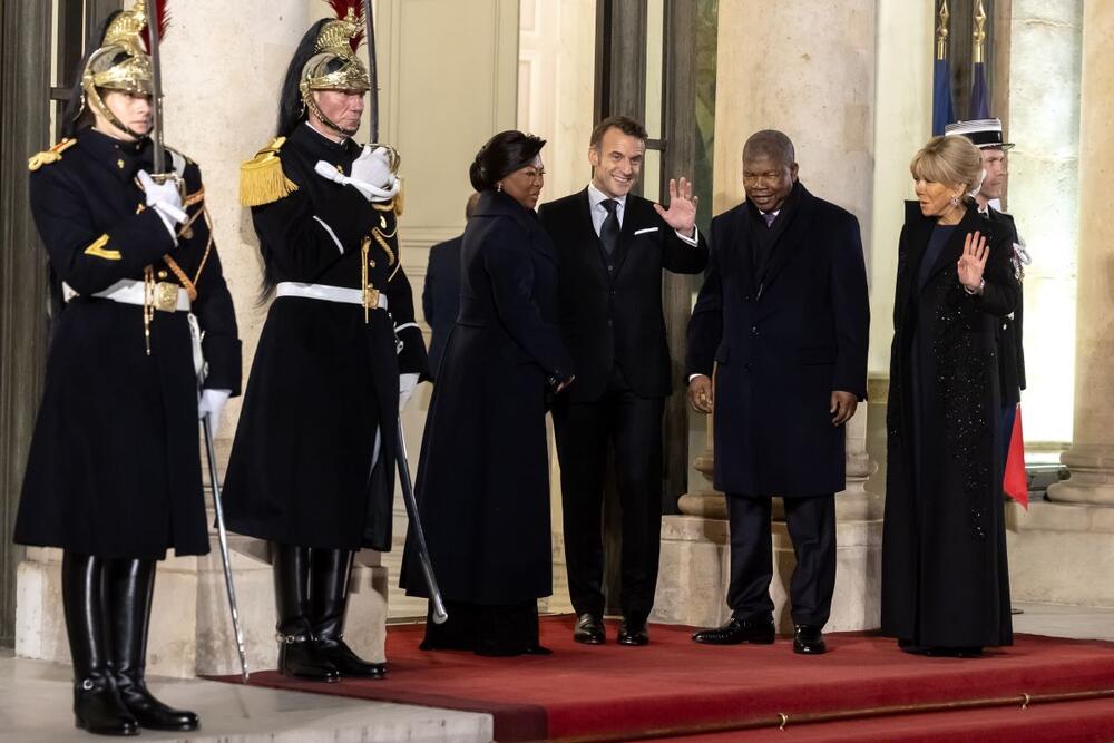 Brižit i Emanuel Makron, prva dama i predsednik Francuske, priredili su svečanu večeru u Jelisejskoj palati u čast predsedniku Angole Žoau Lorensu i njegovoj supruzi Ani Afonsko Dijaz Lorenso.