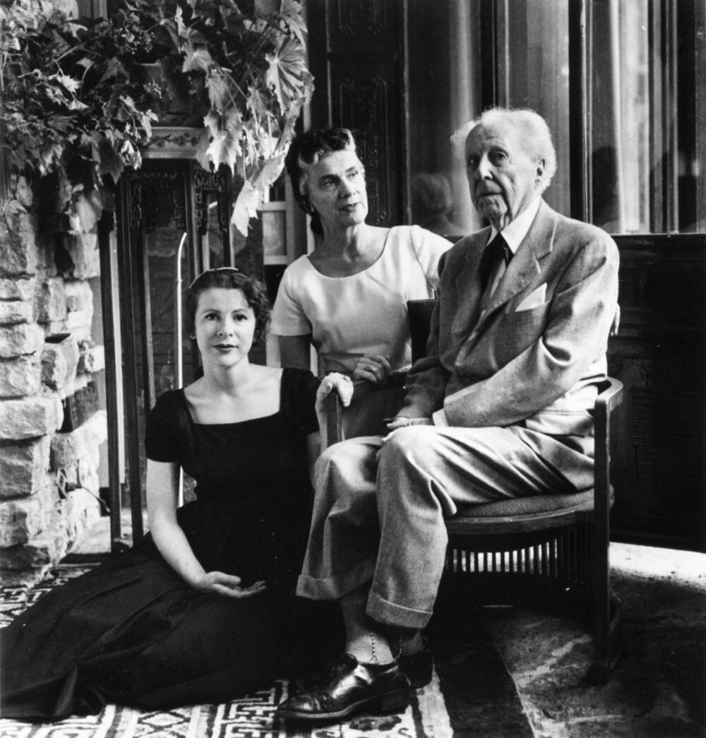 Olga Ivanovna Lazović, odnosno Olgivana Lojd Rajt sa suprugom Frenkom Lojdom Rajtom i njihovom ćerkom Jovanom.