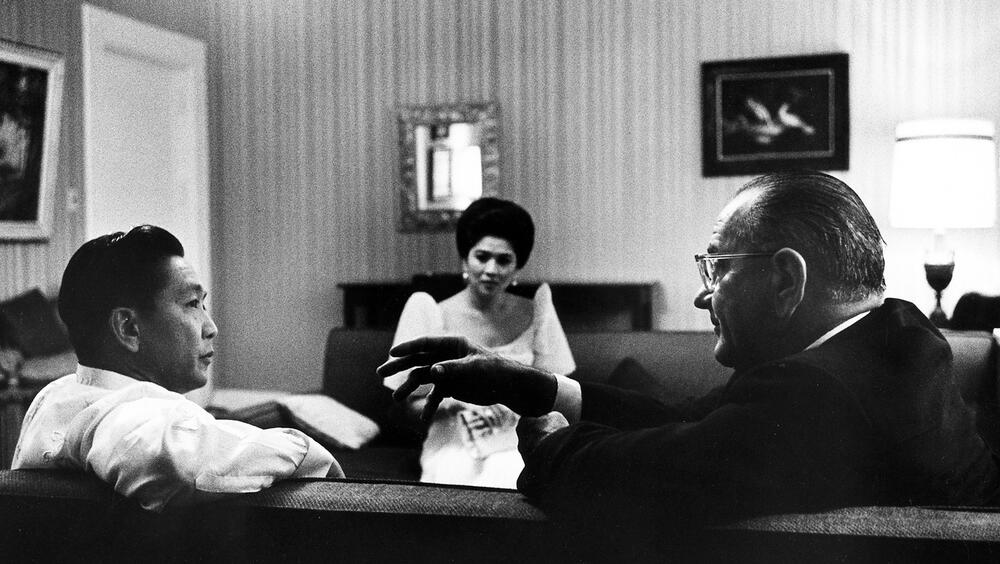 Ferdinand i Imelda Markos u razgovoru s predsednikom SAD Lindonom B. Džonsonom