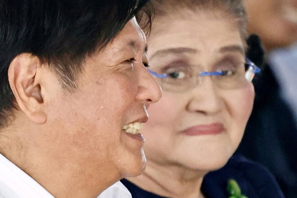 Imelda Markos s ponosom gleda svog sina kao predsednika Filipina